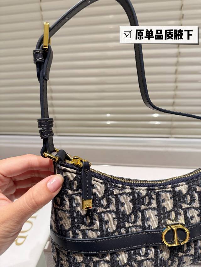 The latest underarm dumpling bag from Dior is a mini shoulder dumpling bag from the early spring collection of 2025, which enriches the Miss Caro series with fashionable and exquisite items. Xing uses black, pink, colored sheepskin and classic: