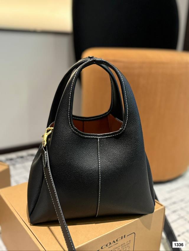 Paired with a box, the Coach Bucket Bag is simple yet not simple. This bag is versatile in meeting daily office capacity needs and offers versatile clothing options such as Clean Fit, neutral style, and mixed sports style