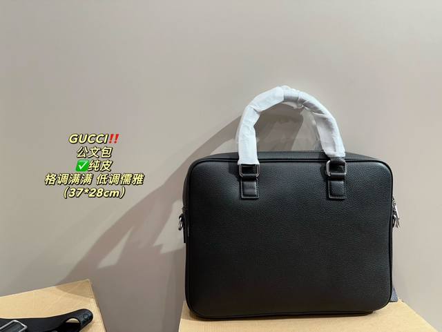 Pure leather size 37.28, cool and stylish Gucci briefcase exudes a low-key, steady and elegant atmosphere! The design is quite broad and stylish! The more you use it, the more it will precipitate! More low-key and steady!! Can be carried on one shoul
