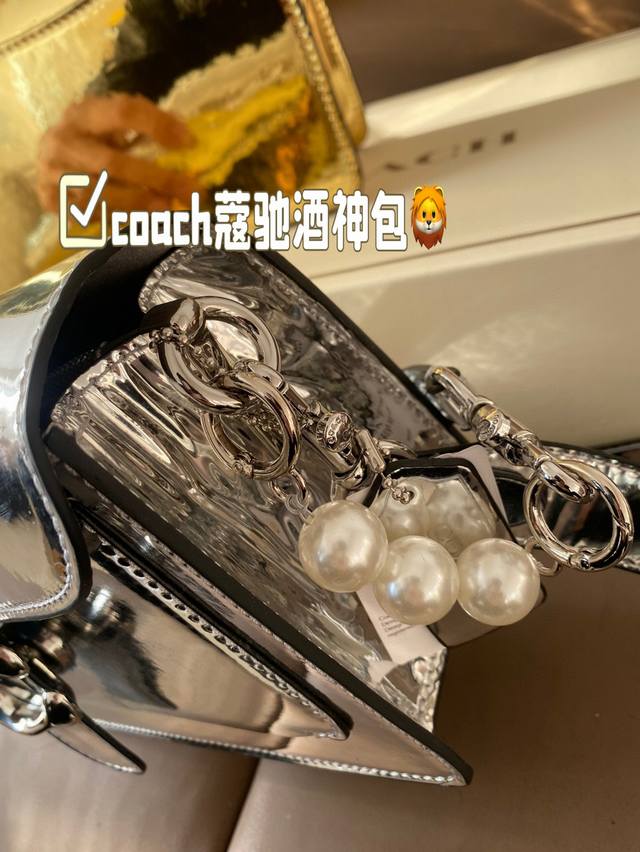 The color matching of Coach Coach's Wine God Bag this time is simply a fairy color scheme! High in appearance and versatile, suitable for both handheld and crossbody use, this is the Coach Wine God! Cute and able to pretend! Handheld crossbody looks