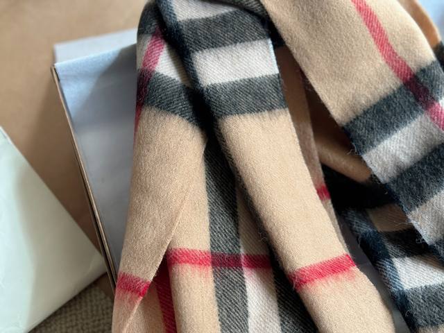 Top quality Burberry classic scarf with box matching, made of genuine materials! Large grid classic pattern! Equally suitable for men! Very gentlemanly! The upper body effect has a very strong aura, with a soft and textured feel. Specifications:% woo