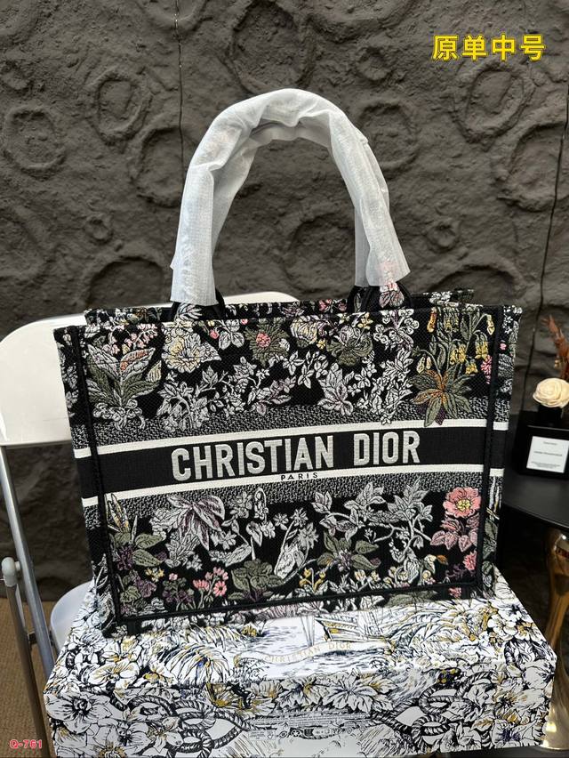Small size 25.20cm, medium size 36.27cm, large size 42.35cm, original Dior shopping bag with folding box. This year's heavyweight counter classic explosive will be different from handsome and elegant: