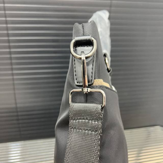 Burberry canvas men's handbag, handbag, computer bag, exquisite inlay craftsmanship, classic and versatile, photographed in the original factory fabric 28 X 38 Cm