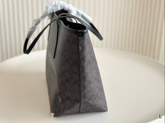 The latest shopping bags from Coach's OEM factory are shipped with top quality, shiny hardware logo, stir fried chicken fire, practical styles, versatile styles, lining logos, fashionable and versatile styles, super age reducing, and favorite items.