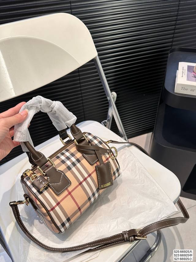 Large, medium, and small Burberry plaid Boston pillowcase is exquisite and compact, retro and fashionable! Easy to carry, very durable with long shoulder straps that can be slung diagonally~A must-have for small bag enthusiasts! Size: Large 30 22