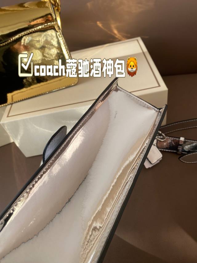 The color matching of Coach Coach's Wine God Bag this time is simply a fairy color scheme! High in appearance and versatile, suitable for both handheld and crossbody use, this is the Coach Wine God! Cute and able to pretend! Handheld crossbody looks