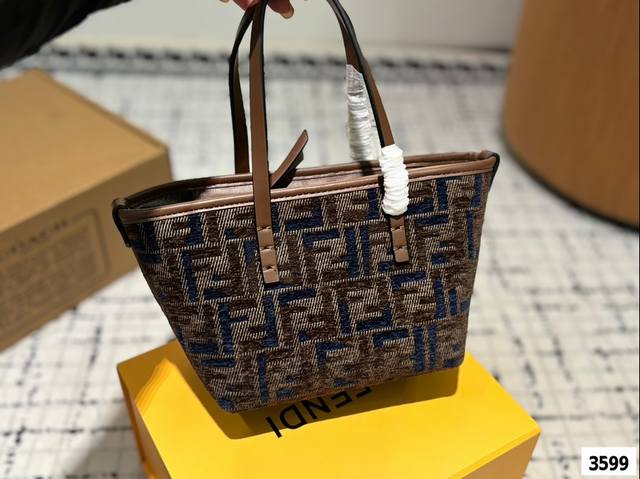 Paired with a folding box and a Fendi Roll basket, it effortlessly embodies retro fashion. The bag shape is quite broad, simple yet not simple, and does not require excessive decoration. When paired with a suit and t-shirt in daily life, it can fully