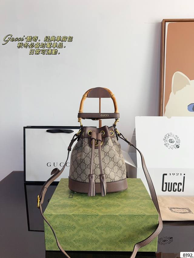 Comes with a gift box Gg bamboo handle bucket bag with interlocking double g logo GG mini bucket bag decoration. Gucci traces its brand back to the luxury travel trend of the 1920s and continues to explore its leather goods collection. This beige and