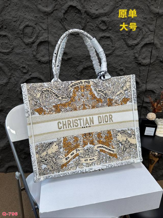 Small size 27.20cm, medium size 36.27cm, large size 42.35cm, original Dior shopping bag with folding box. This year's heavyweight counter classic explosive will be different from handsome and elegant: