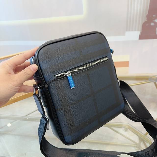 Burberry's latest men's briefcase has strong practicality, exquisite craftsmanship, high-end atmosphere, and a casual and generous size: 23 26