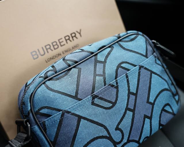 Burberry's official website synchronizes the high-end version of the single shoulder crossbody backpack, which is a classic and timeless work. The original single fabric material has a delicate feel, deep waterproof and wear-resistant. It is not a re