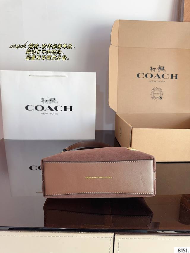 Comes with a gift box The Coach Laurel Stray Bag from Coach Coach is made of durable and wear-resistant materials, with a simple and simple design. It is lightweight and easy to make for daily use. It is a timeless and cool item to wear! fashionable!