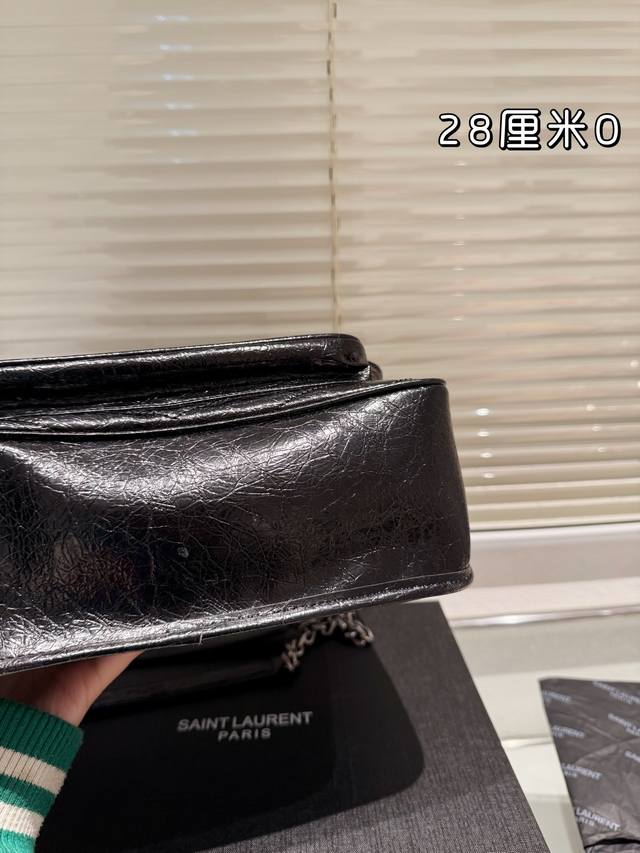 Box size: 28cm Niki is really easy to carry, it looks really nice and unique Ysl Niki leather material soft and sticky texture cowhide! cowhide! Ysl is made of cowhide both inside and outside