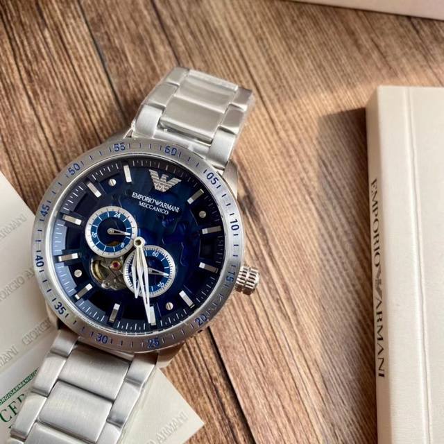 Armani ar60052 silver hollowed out diamond inlaid perspective automatic mechanical watch! Hollow perspective window, with texture pointers and sharp lines that leap into the hand! The blue dial paired with a 316 steel strap bracelet is grand and beau
