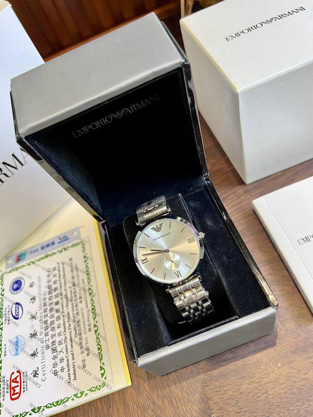 FFFH picture of the same 25 Armani three needle men's watch with full packaging is strongly back in stock. Those who have sold it know how popular this series is. Don't worry about sharing pictures, there is a large amount of stock available, and it