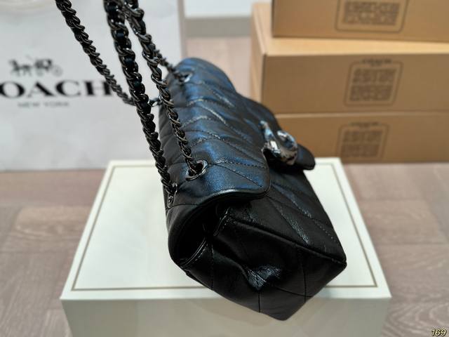 The large folding box of the Coach Tabby wine god bag is not only practical and versatile, but also very distinctive and attractive. I really love this simple and easy to carry bag. It can be easily carried on the back, and both practicality and beau