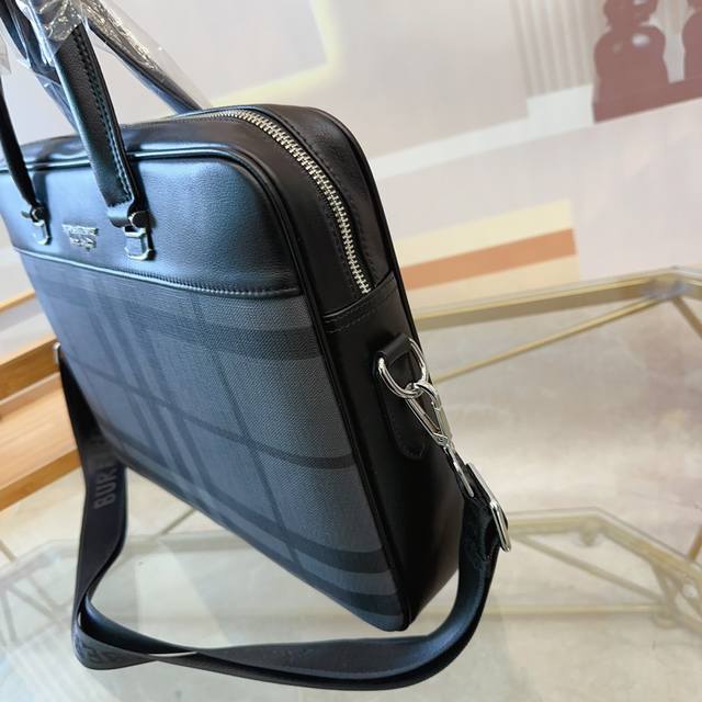 Burberry's latest men's briefcase is highly practical, with exquisite details and exquisite workmanship. It is high-end, atmospheric, and upscale, with a casual and generous style. Size: 39 29: