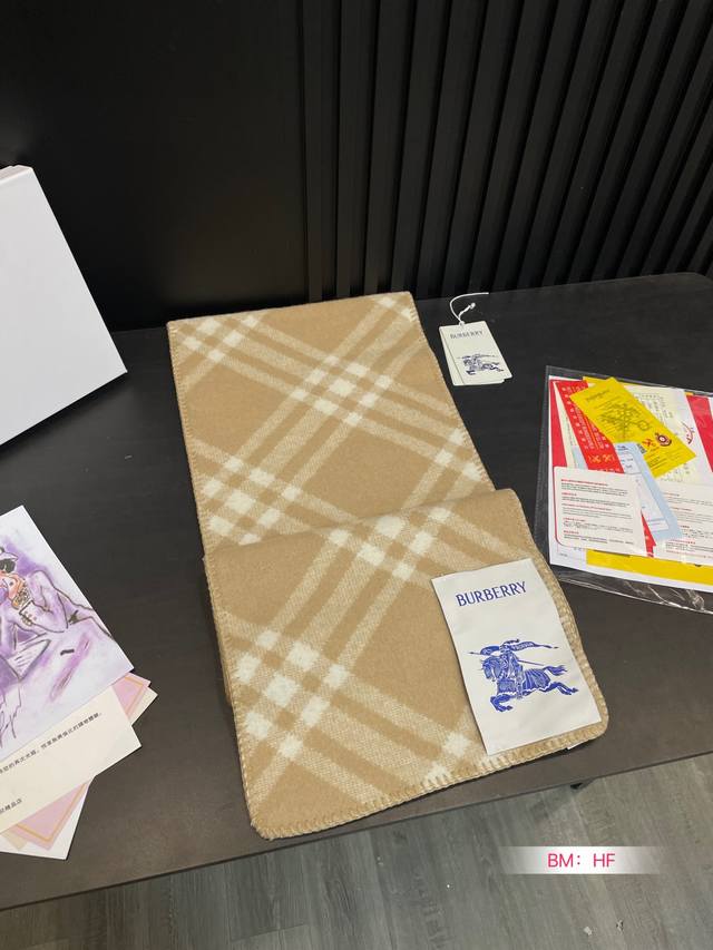 Cashmere Scarf Box Size: 180cm * 30cm Burberry Cashmere Scarf The gentlest color scheme for the upper body is super soft and comfortable. Don't you want to order this beautiful scarf now?