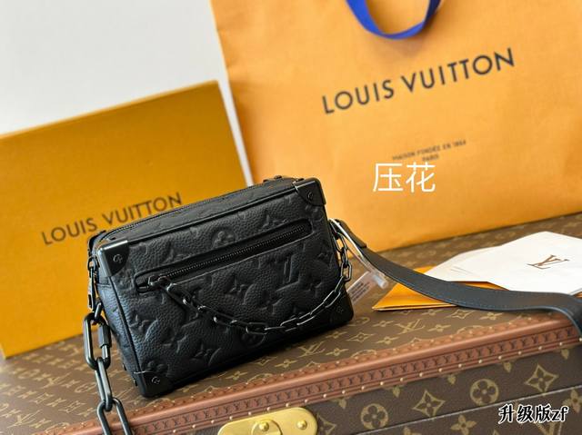 The embossed folding box Lv is the best bag of the year for both men and women. This soft box mini Soft Trunk is really Lv's most fashionable small bag of the year! Although it is a men's style, it is definitely a fashionable bag suitable for both me