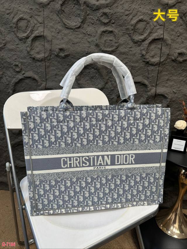 Small size 26.21cm, medium size 35.27cm, large size 40.31cm, Dior shopping bag. This year's heavyweight counter classic bestseller combines two different styles: handsome and elegant