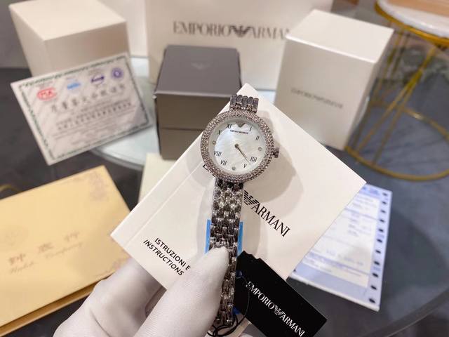 Armani's fashionable new casual women's watch, the same as Tong Liya's, showcases the beauty of the wrist, shining brightly, with colorful and elegant posture, dazzling dial retro Roman scale, rhinestones embellishing the bezel, dynamic and luxurious