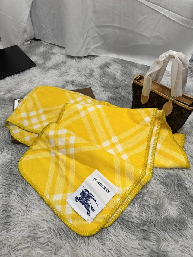 New scarf, Burberry. Original beautiful item, classic explosive item, returns to the forefront. Burberry's new imported Nepalese cashmere top embroidery scarf is definitely a screaming quality fashion brand's top design Essential high-end products fo