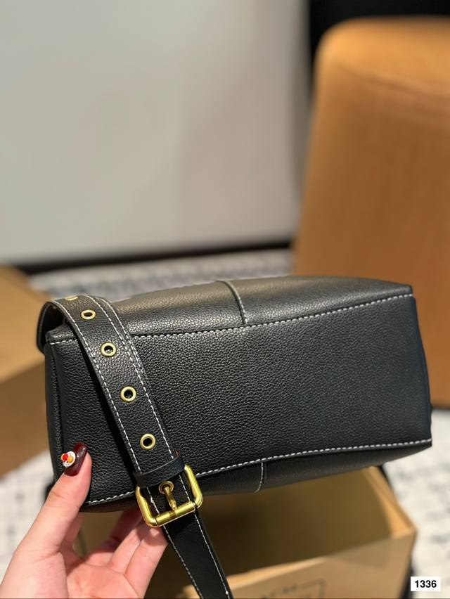 Paired with a box, the Coach Bucket Bag is simple yet not simple. This bag is versatile in meeting daily office capacity needs and offers versatile clothing options such as Clean Fit, neutral style, and mixed sports style