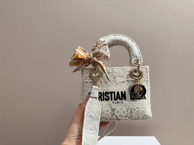 Top of the line original folding box size 16.13 Dior Embroidered Concubine Bag Dior bag body adopts exquisite pure manual embroidery craftsmanship, a super heavy-duty bag with full texture, retro exquisite high-end yet elegant d is the most represent