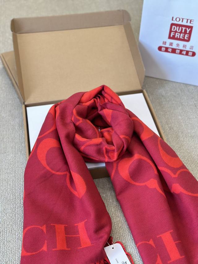 Comes with a box of wool scarf Size: 70 * 180cm Coach's new jacquard scarf. The wool feels super thick, soft, and comfortable, with a high-end aura and a stable 