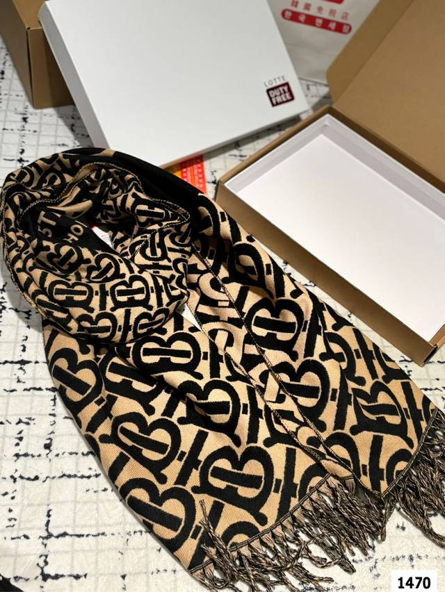 Comes with a gift box The most gentle color scheme of Burberry scarf is a cashmere scarf with a great atmosphere. Don't you want to order such a beautiful scarf now?