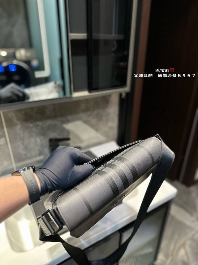 Burberry flip messenger bag checkered men's crossbody bag with exquisite inlay craftsmanship, photographed in the original factory fabric and delivered with a dust bag of 30 X 20cm