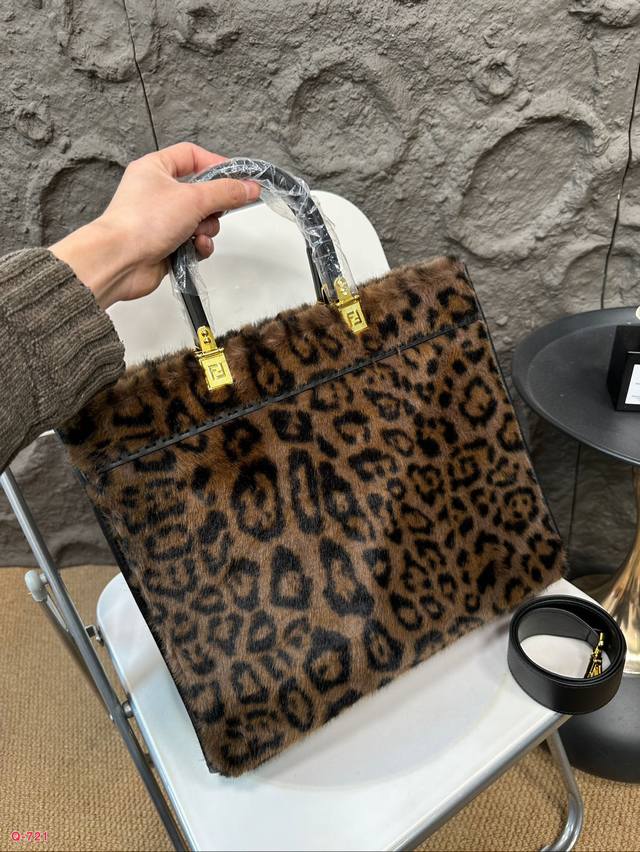 Fendi is just the latest cashmere tote bag for autumn and winter this year. The body of the bag is very lightweight, and the medium space is also sufficient. The appearance and texture are absolutely stunning!! Flannel is soft, elegant, and gentle. I