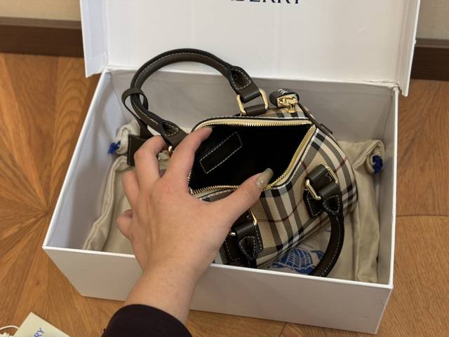 Box Size: 20.13Cm Burberry | Knock Cute Pillow Bag~Multi color, Hand carried Crossbody Matching~