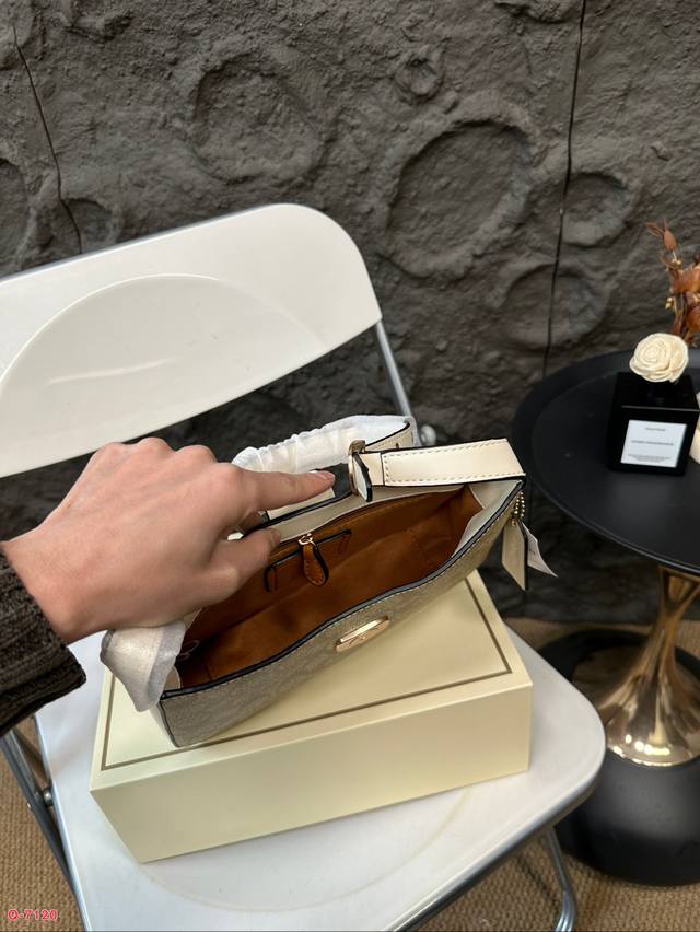 Paired with a folding box, Coach under the armpit amplifies the trick! The new Eliza series is really amazing! The minimalist design is truly eye-catching! The color is simple yet elegant, full of fashion sense, easy to match to create a sense of fas