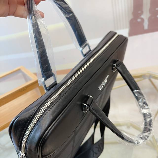 Burberry's latest men's briefcase is highly practical, with exquisite details and exquisite workmanship. It is high-end, atmospheric, and upscale, with a casual and generous style. Size: 39 29: