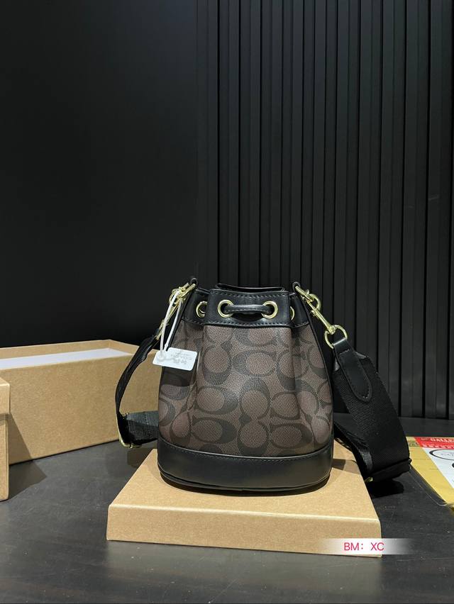 Recommended new box accessories: Coach Coach counter's new dempsey series mini bucket bag! Synchronized updates for counters! Can be carried by hand or shoulder and back~Super great effect on the upper body! Original vintage fabric paired with cowhid