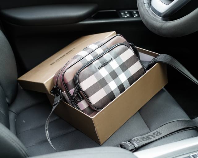 Burberry official website synchronizes high version crossbody single shoulder backpack with eternal and timeless iconic products. Pure original single cowhide top-notch hardware production, non market ordinary version. This year's favorite styles of