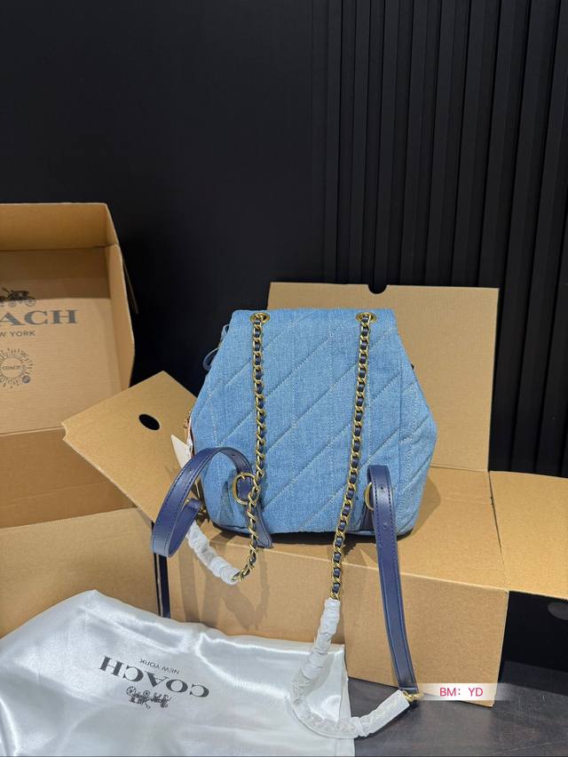 The Coach Coach Shoulder Tabby Backpack with Airplane Box is a versatile and versatile backpack that reshapes the coach design of the 1970s in a modern way. Its multifunctional style can be used as a backpack