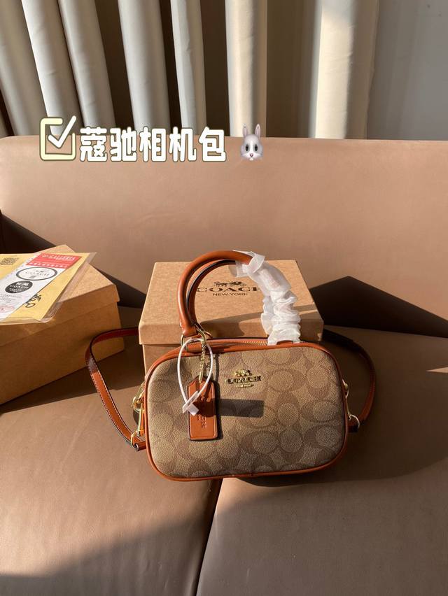 Is Coach's June new product a small square bag that you like? Coach's new product looks great this time, with versatile styles and colors, and a long shoulder strap that can be worn diagonally. The bag's capacity is also very large, making it perfect