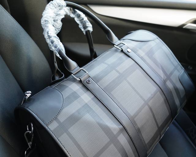 Burberry official website synchronizes high version travel backpack with excellent quality for global rush orders. Non market ordinary goods use imported cowhide, which is classic, wear-resistant, practical, scratch resistant, and truly traffic king.
