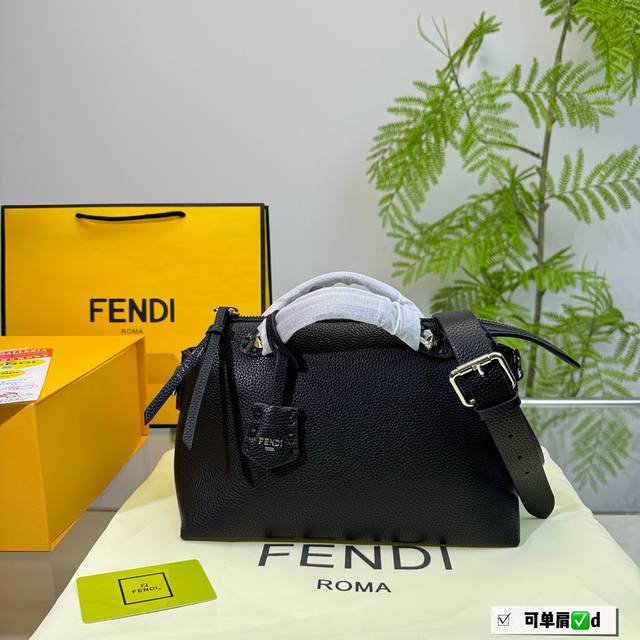 The folding box has been planted with grass! Fendi By The Way handbag! At first glance, it doesn't seem like much, but the longer I look at it, the more I think this bag looks good! Size: 27 * 18cm