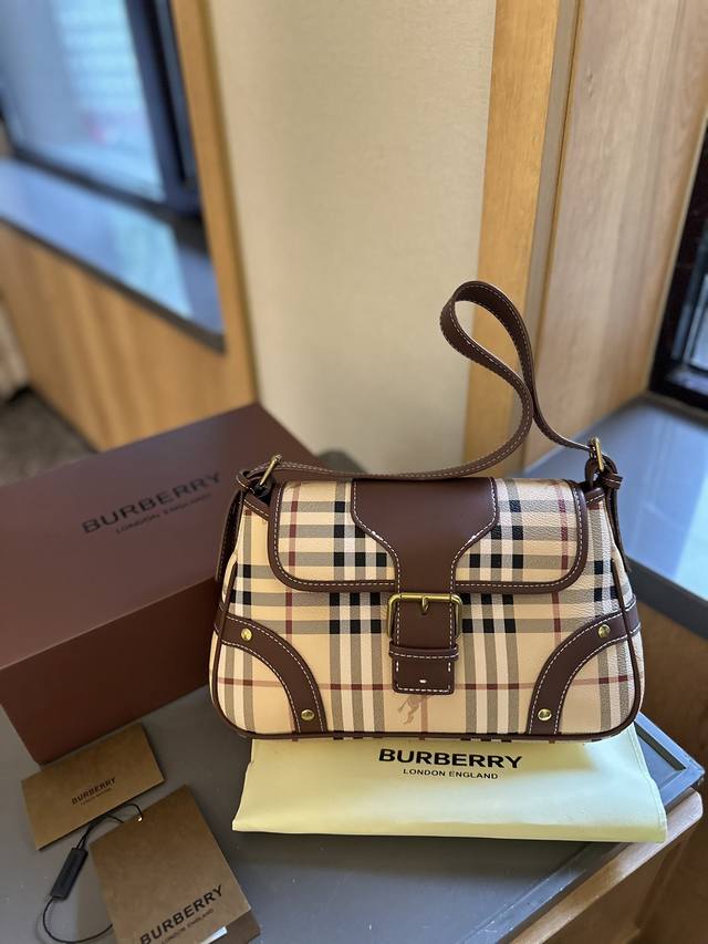 Folding gift box Burberry vintage warhorse leather armpit baguette bag Burberry cowhide armpit baguette bag is not only a classic of Fendi's vintage baguette bag, this one is also classic. The reason why people love baguettes so much is that