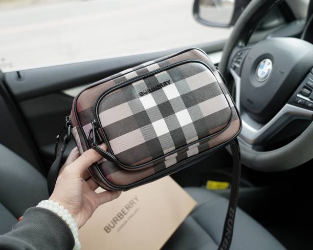 Burberry official website synchronizes high version crossbody single shoulder backpack with eternal and timeless iconic products. Pure original single cowhide top-notch hardware production, non market ordinary version. This year's favorite styles of