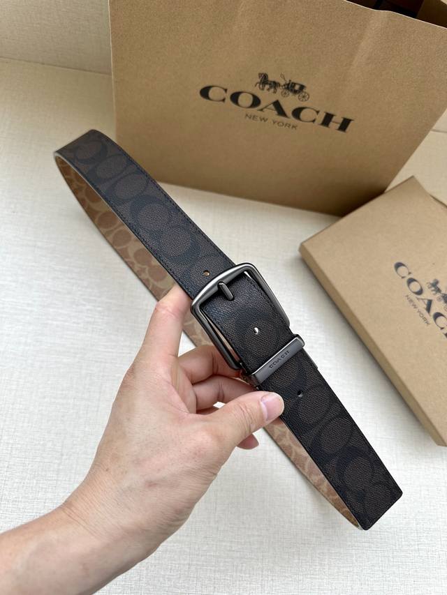 The 3.7cm wide COACH double-sided belt is made of black fabric with a classic logo buckle, and comes in two different appearances. Its fit can be personalized and can be cut with scissors. Trimmable double-sided: