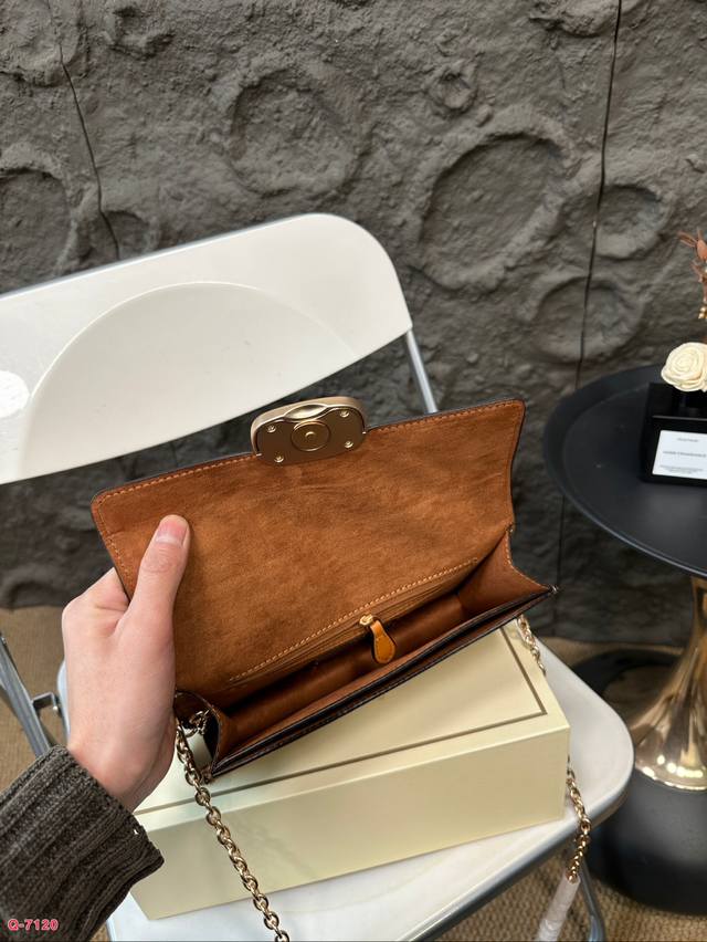 The Eliza series from Coach with folding box is new! Eliza is no stranger to old faces, but this time she has some autumn and winter styles in mind, which suddenly brightens her eyes! Leather, suede, stable and atmospheric color: