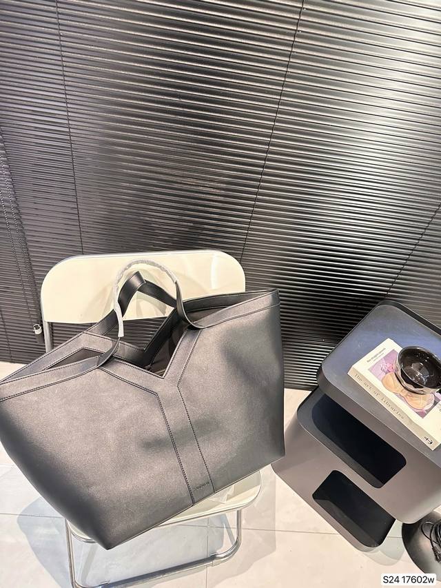 Paired with a box, the Saint Laurent Tote has a luxurious texture, super large capacity, and durability. It has a 100% return rate when worn on the street, which is a casual and lazy feeling. Size: 37 33 item number 17602