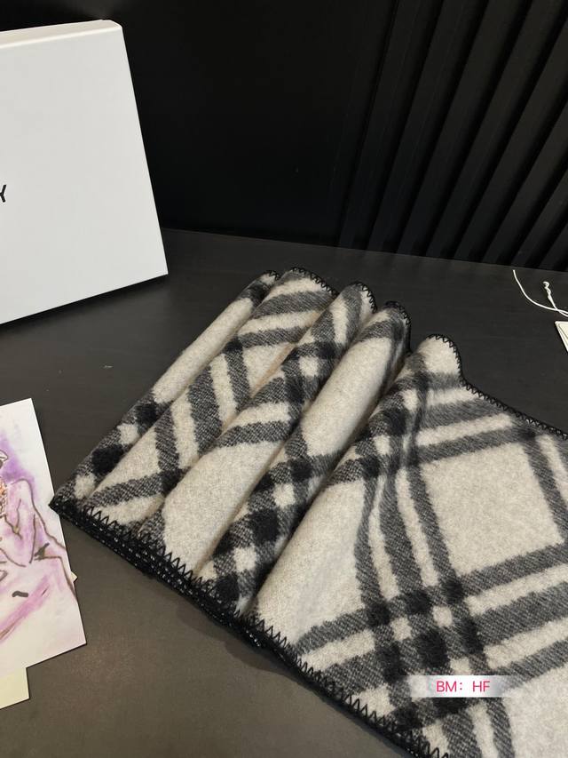 Cashmere Scarf Box Size: 180cm * 30cm Burberry Cashmere Scarf The gentlest color scheme for the upper body is super soft and comfortable. Don't you want to order this beautiful scarf now?