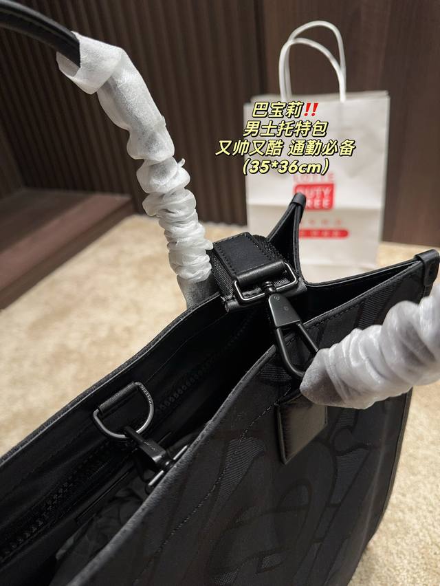 Size 35.36 Burberry Men's Tote Bag is lightweight and has a large capacity, suitable for work, school, shopping, and travel. All bags come with shoulder straps and can be carried diagonally on one shoulder with multiple carrying methods for both men