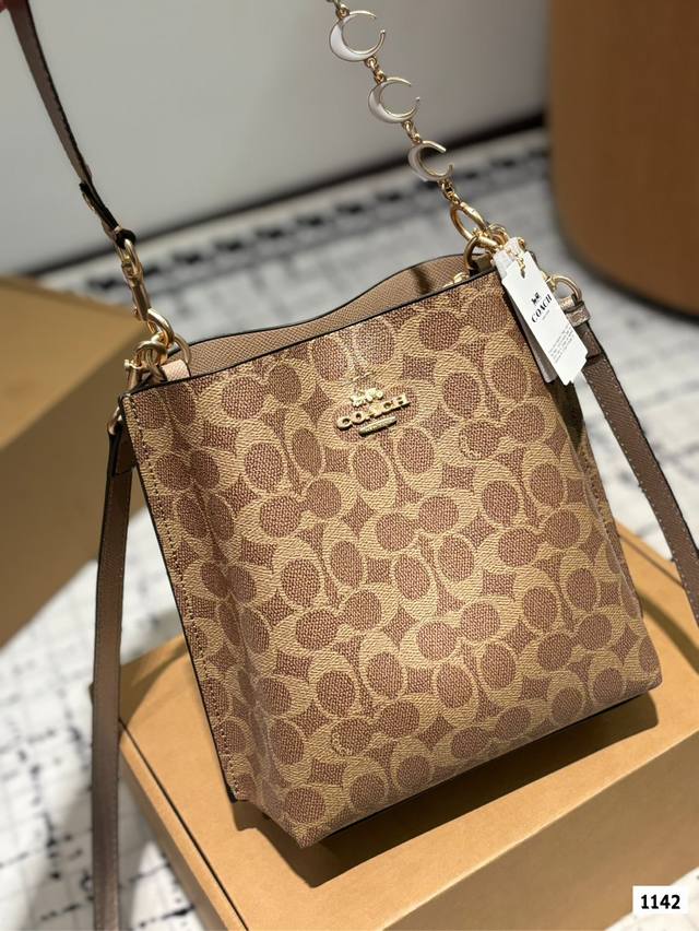 Coach Coach bucket bag is here! Fashionable, lightweight, versatile shoulder bag. Crossbody bag collection beauties! Squat it! Squat it! Squat it! Bucket bag | Bag sharing | Showcasing new bags | Coach Coach Coach hangs up size: 19 22.5: