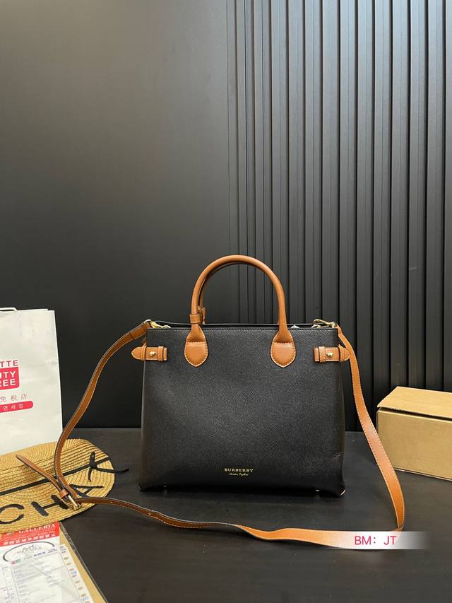 Burberry tote bag, new tote bag! Side suction mode allows for carrying while carrying a long shoulder strap, which can be worn diagonally or on one shoulder! Size: 33 25
